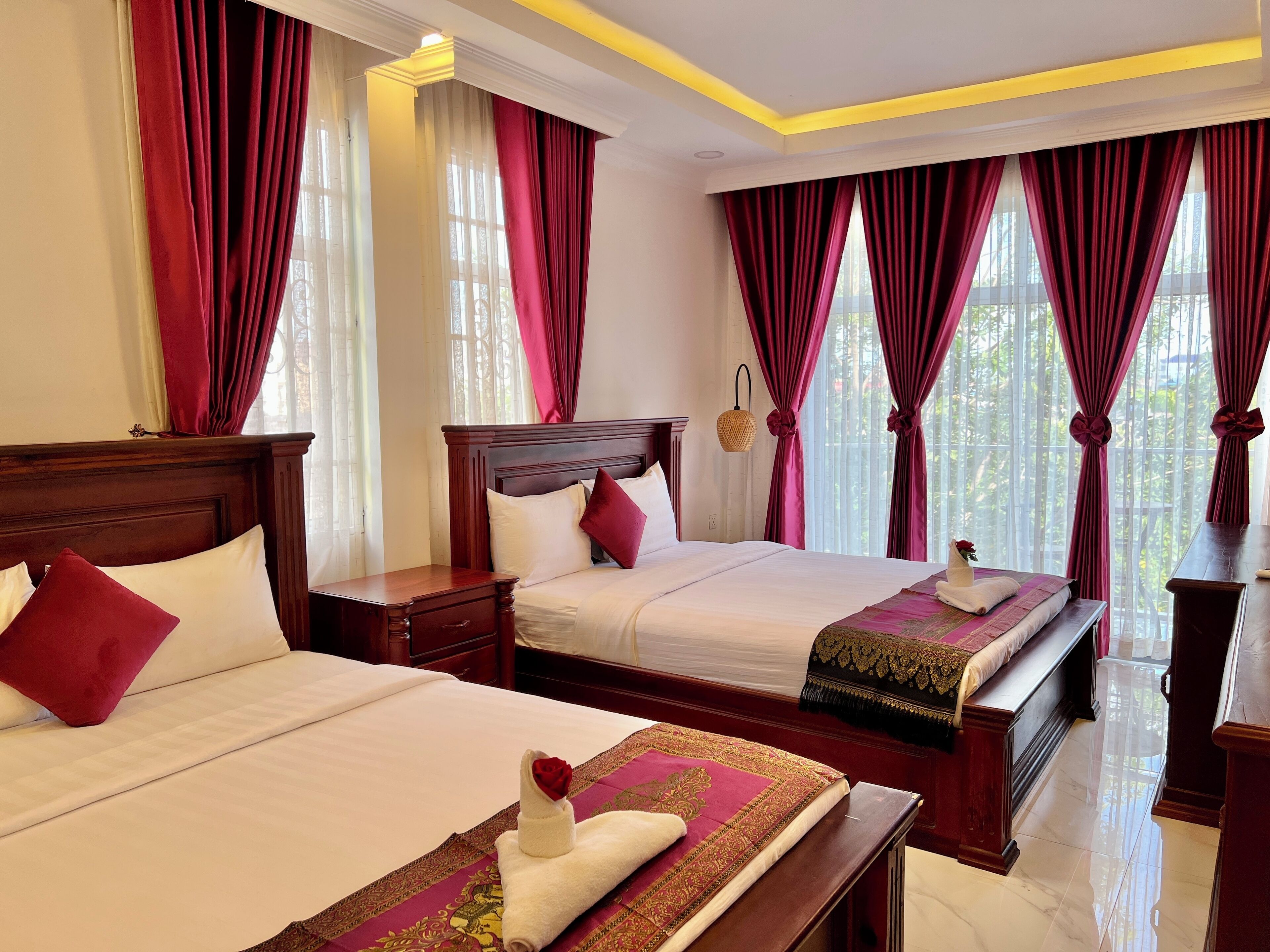 Escritorio, espacio para trabajar con laptop y cortinas blackout 