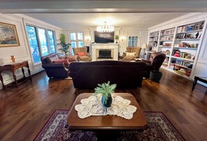 Smart TV, fireplace, video games, books - Amazing, luxurious Serpent lake house three blocks from Crosby!!! (Crosby)