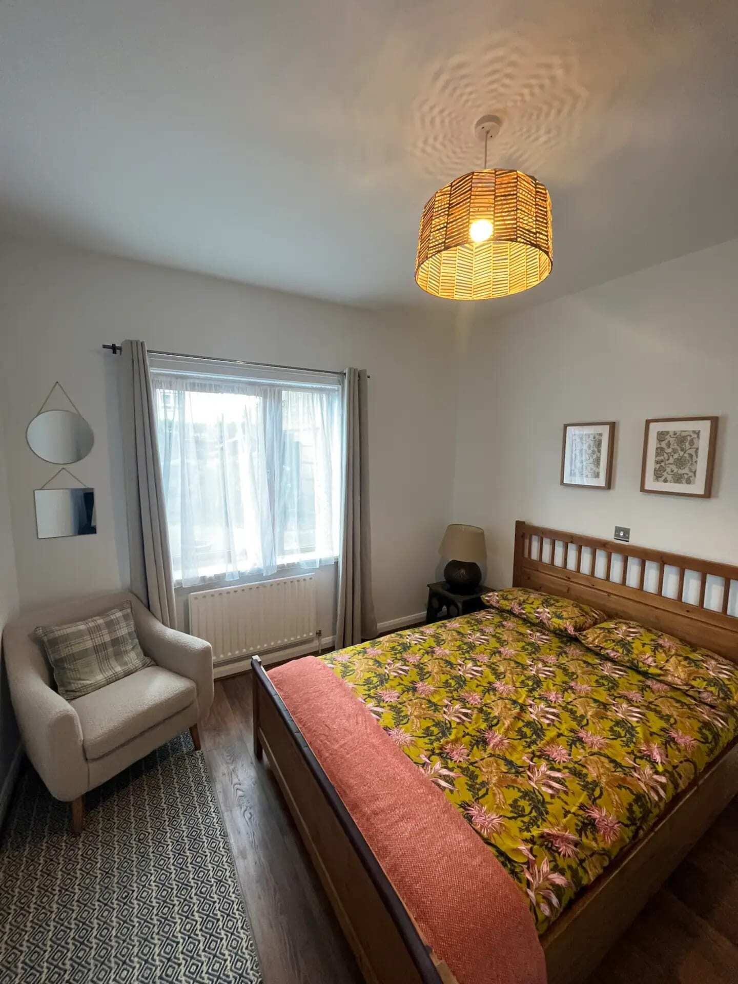 Apartamento básico, varias camas | 3 dormitorios y espacio para trabajar con un portátil