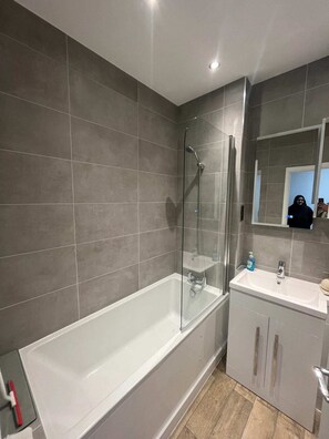 Basic Apartment, Multiple Beds | Bathroom | Hair dryer, towels, soap, shampoo - Inviting & Spacious 3BD Flat - Shadwell (London)