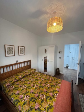 Basic Apartment, Multiple Beds | 3 bedrooms, laptop workspace, iron/ironing board, bed sheets - Inviting & Spacious 3BD Flat - Shadwell (London)
