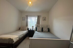 Basic Apartment, Multiple Beds | 3 bedrooms, laptop workspace, iron/ironing board, bed sheets - Inviting & Spacious 3BD Flat - Shadwell (London)