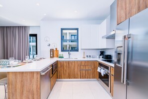 Apartment (2 Bedrooms) | Private kitchen | Microwave, oven, stovetop, dishwasher