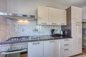 Family House, 5 Bedrooms, 2 Bathrooms (Pool House Lilly) | Private kitchen | Fridge, microwave, oven, stovetop