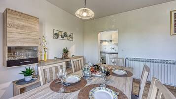Family House, 5 Bedrooms, 2 Bathrooms (Pool House Lilly) | Dining