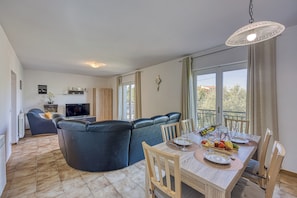 Family House, 5 Bedrooms, 2 Bathrooms (Pool House Lilly) | Living room | TV