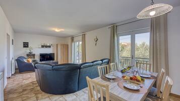 Family House, Multiple Bedrooms, 2 Bathrooms (Pool House Lilly) | Interior