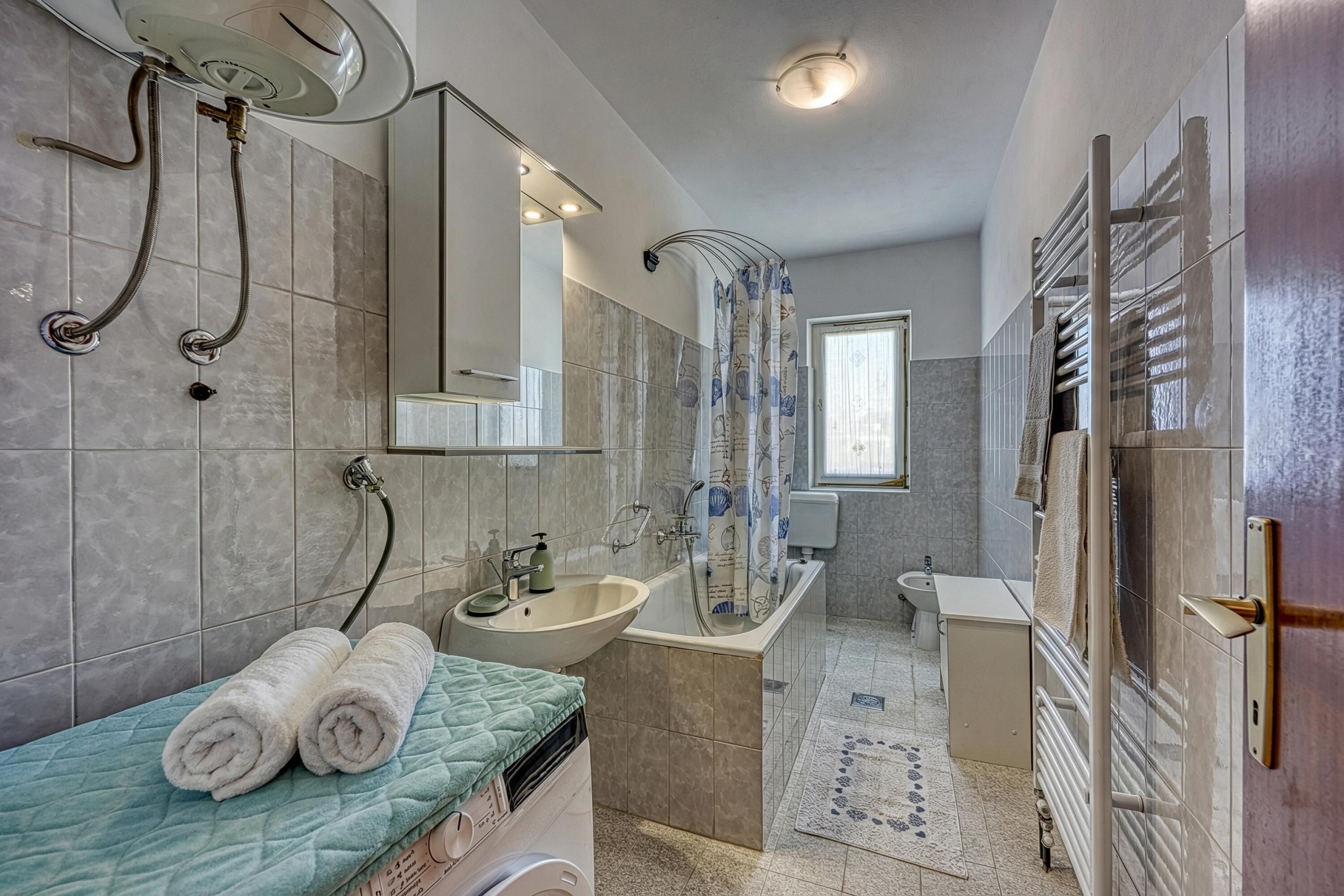 Family House, Multiple Bedrooms, 2 Bathrooms (Pool House Lilly) | Bathroom | Bathtub, towels, soap, shampoo