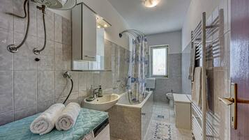 Family House, Multiple Bedrooms, 2 Bathrooms (Pool House Lilly) | Bathroom | Bathtub, towels, soap, shampoo
