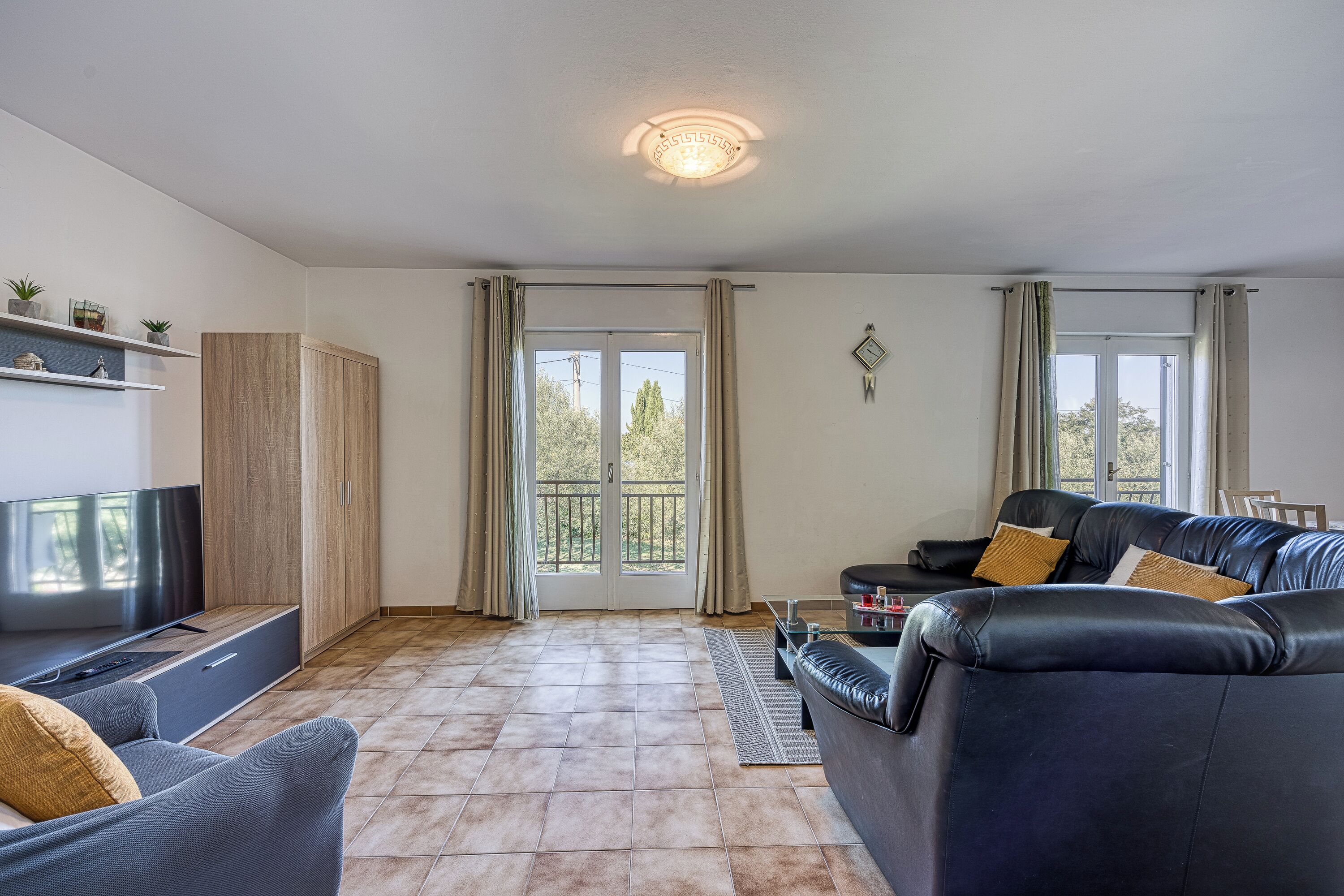 Nhà dành cho gia đình, nhiều phòng ngủ, 2 phòng tắm (Pool House Lilly) | Khu phòng khách | TV 