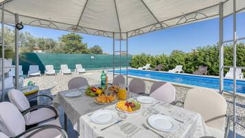 Familiehus, 5 soverom, 2 bad (Pool House Lilly) | Basseng | Sesongbasert utendørsbasseng