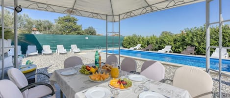 Familiehus, flere soverom, 2 bad (Pool House Lilly) | Basseng | Sesongbasert utendørsbasseng