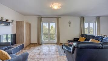 Family House, Multiple Bedrooms, 2 Bathrooms (Pool House Lilly) | Living area | TV