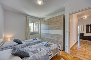 Family House, 5 Bedrooms, 2 Bathrooms (Pool House Lilly) | 5 bedrooms, iron/ironing board, free WiFi, bed sheets
