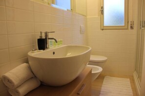 Appartamento | Bagno | Doccia, asciugacapelli, asciugamani