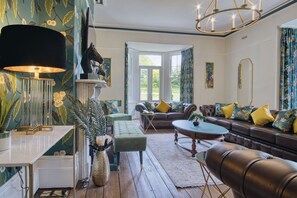 32-英寸智能电视（配备有线频道）、电视、壁炉