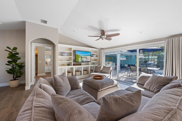 House, 4 Bedrooms | Living area - Conch Out Beach House managed by Beach Retreats (Holmes Beach)