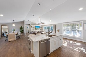 House, 4 Bedrooms | Interior - Conch Out Beach House managed by Beach Retreats (Holmes Beach)