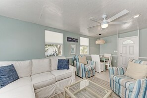 Living area - Chasing Waves managed by Beach Retreats (Holmes Beach)