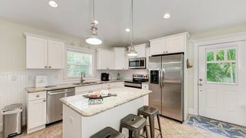 House, 3 Bedrooms | Private kitchen