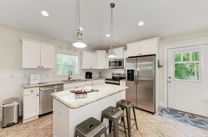 House, 3 Bedrooms | Private kitchen