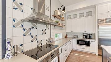 House, 4 Bedrooms | Private kitchen | Fridge, oven, coffee/tea maker, toaster