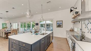 House, 4 Bedrooms | Private kitchen | Fridge, oven, coffee/tea maker, toaster