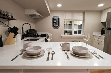 Fridge, oven, stovetop, dishwasher. Modern Guest Suite Near Proctor w/ Hot Tub & 2 King Beds