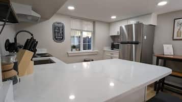 Fridge, oven, stovetop, dishwasher