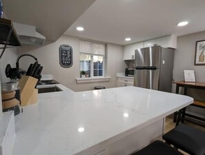Frigorífico, horno, placa de cocina y lavavajillas