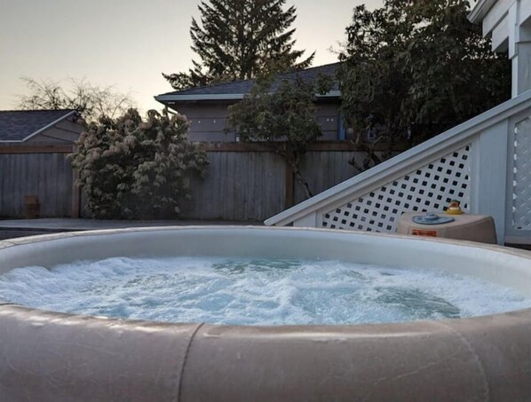 Bañera de hidromasaje al aire libre
