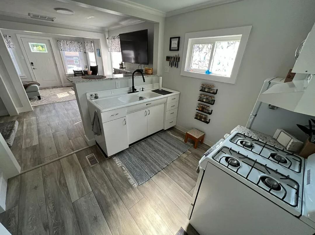 Jääkaappi, mikroaaltouuni, uuni, liesi