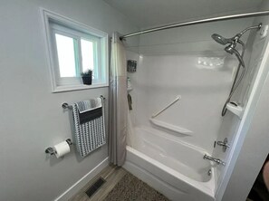 Hair dryer, towels, soap, shampoo - Perfectly Small House (Xenia)