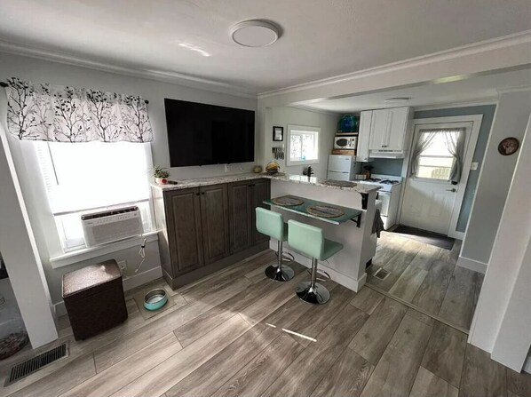 Frigorifero, microonde, forno, piano cottura