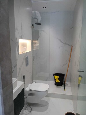 Handtücher, Seife, Toilettenpapier