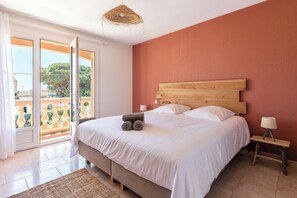 5 bedrooms, desk, iron/ironing board, free WiFi