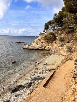 Una spiaggia nelle vicinanze