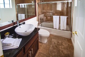 Haartrockner, Bidet, Handtücher, Seife