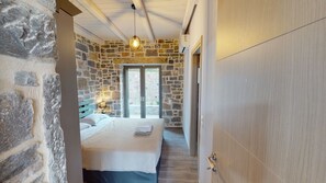 9 chambres, fer et planche à repasser, Wi-Fi, draps fournis