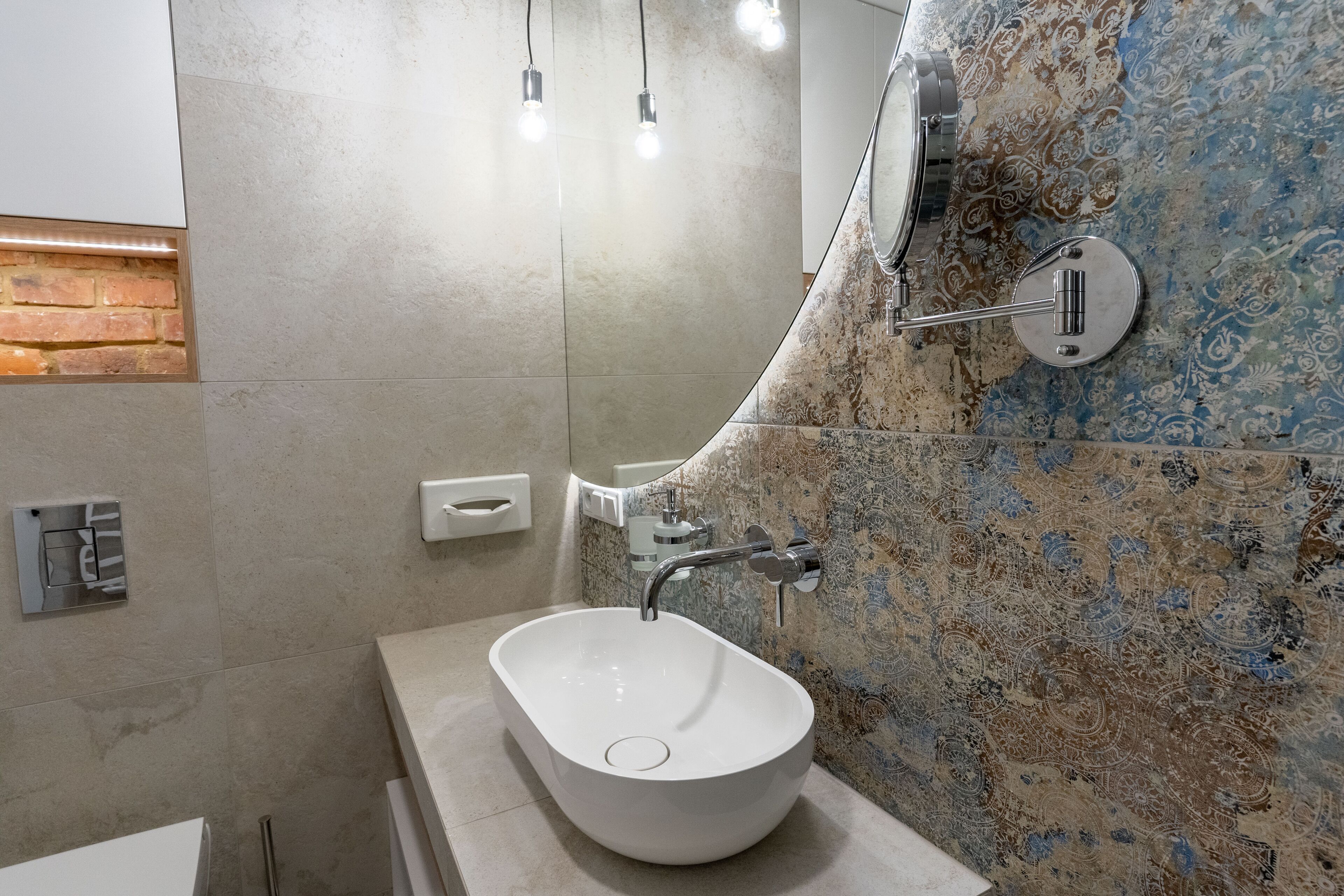 Douche, sèche-cheveux, bidet, serviettes fournies
