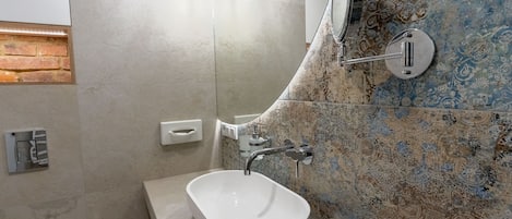 Douche, séchoir à cheveux, bidet, serviettes fournies