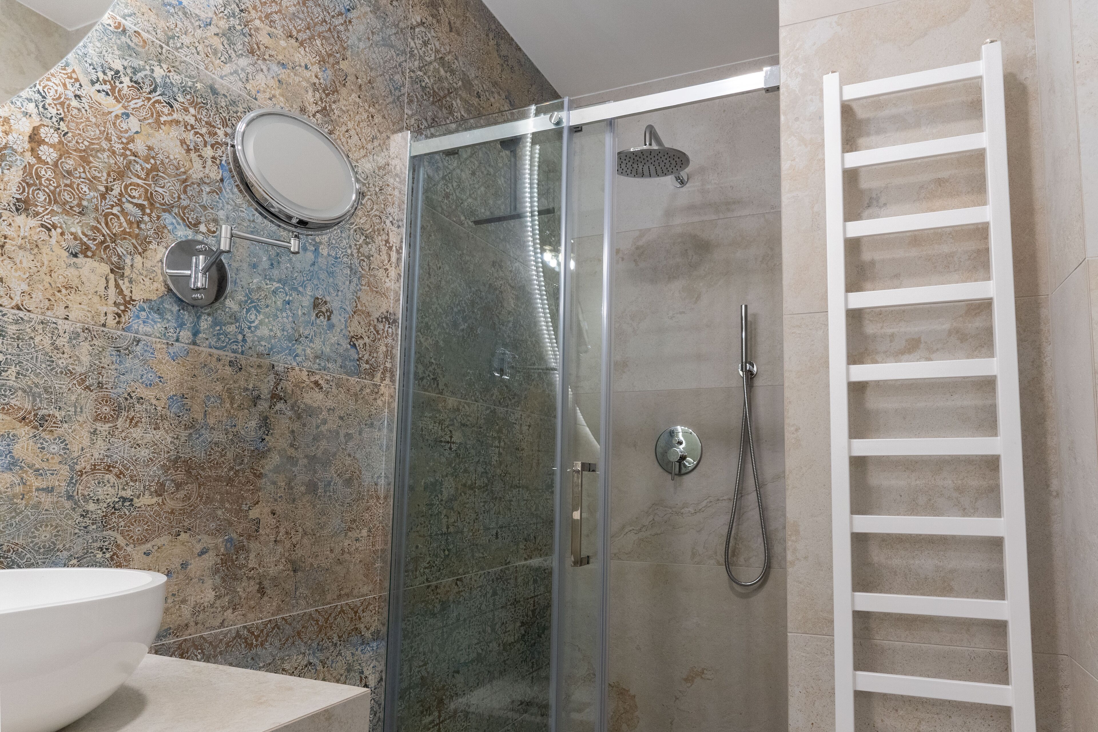 Douche, sèche-cheveux, bidet, serviettes fournies