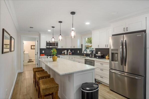 Fridge, microwave, oven, stovetop - Few Blocks to Toronto Blue Jays Training Stadium, Pinellas Trail! Near Causeway! (Dunedin)