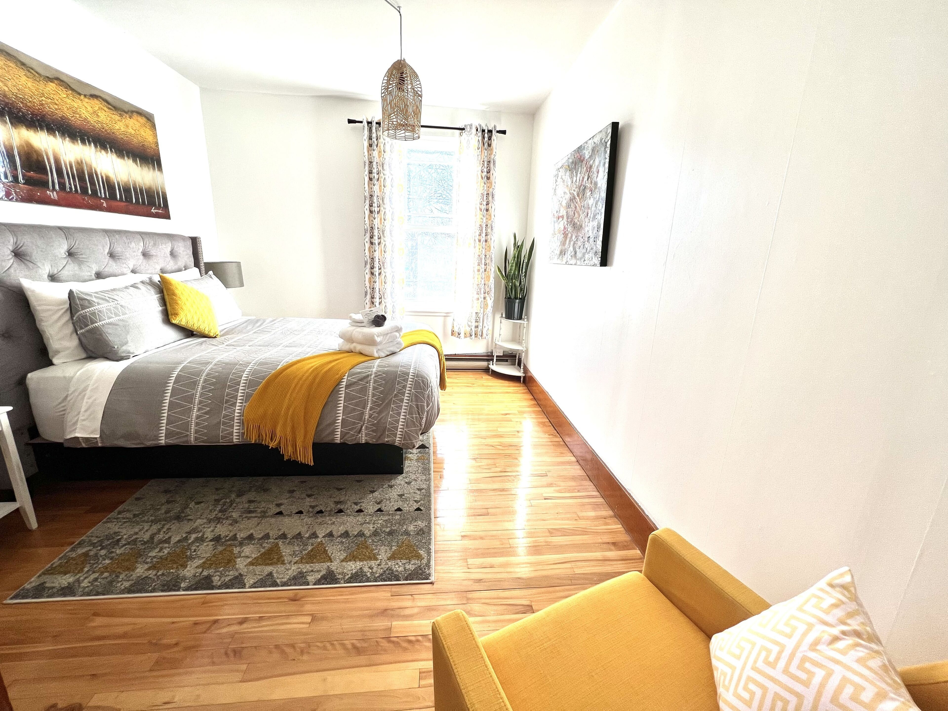 2 habitaciones, tabla de planchar con plancha y cuna de viaje 