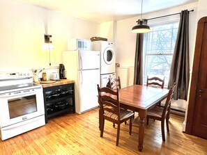 Geladeira, cooktop, chaleira elétrica