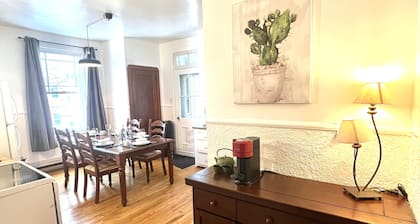 Le Limoileux: Charmant 6 Places au Coeur de Limoilou / Stationnement Disponible