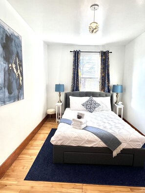 2 quartos, ferros/tábuas de passar roupa, berço de viagem