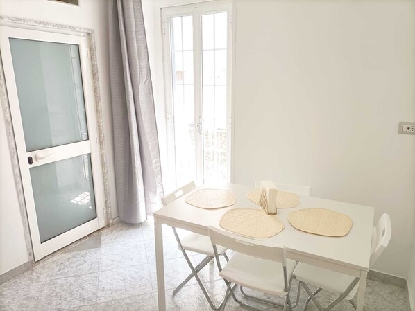Comfort Apartment | Private kitchen | Full-size fridge, microwave, stovetop, coffee grinder - Newhouse Class (Bari)