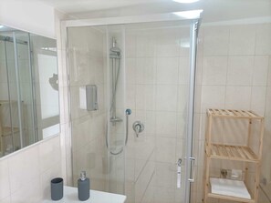 Comfort Apartment | Bathroom | Free toiletries, hair dryer, towels, toilet paper - Newhouse Class (Bari)
