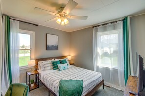 2 bedrooms, desk, iron/ironing board, WiFi - Sturgeon Bay Home ~ 6 Mi to Potawatomi State Park (Sturgeon Bay)